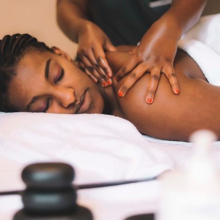 Radisson Blu Hotel & Convention Centre Kigali Exterior foto A woman receiving a massage