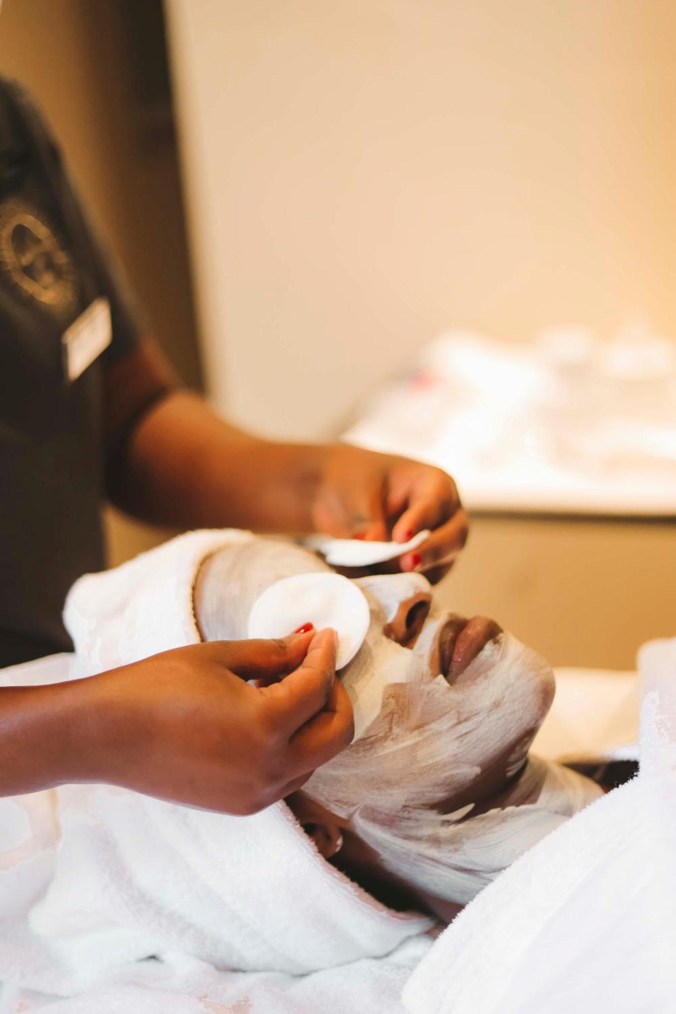 Radisson Blu Hotel & Convention Centre Kigali Exterior foto A woman applying a facial mask