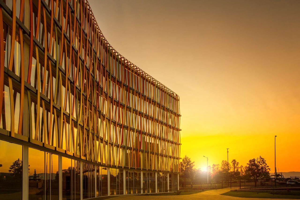 Radisson Blu Hotel & Convention Centre Kigali Exterior foto The new building of the University of Novi Sad